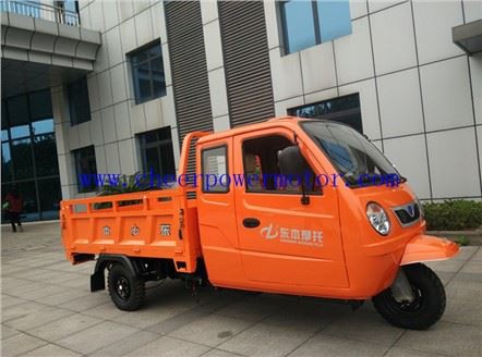 200-ccm-Kabinenauto, das Last-Dreirad fährt